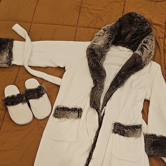 Pottery Barn Faux Fur Robe And Slippers Set - Picture 1 of 5
